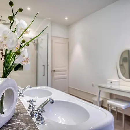 Bedroom 2 - Authentic Charm - Coliving Historic House 招待所 *